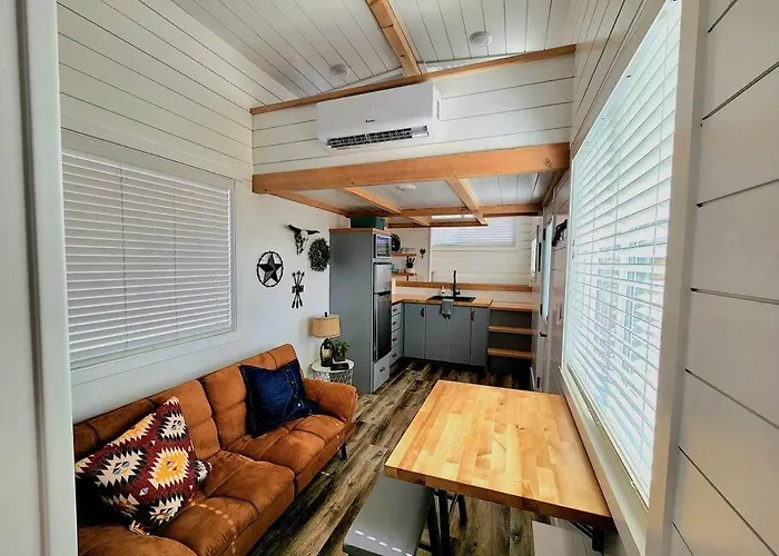 Romantic Tiny Home With Private Deck