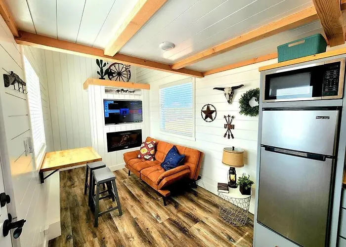 Romantic Tiny Home With Private Deck