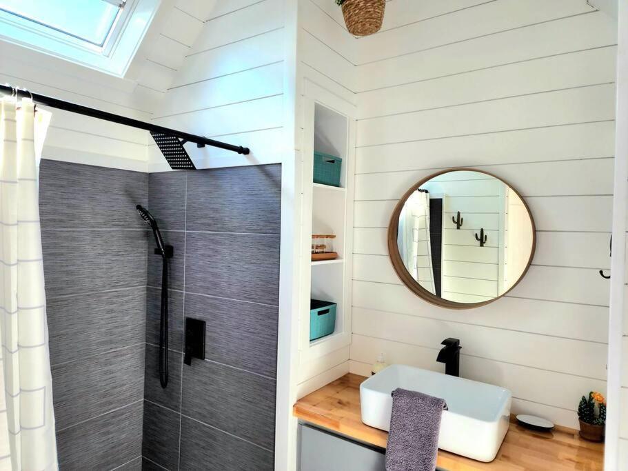 Romantic Tiny With Private Deck *