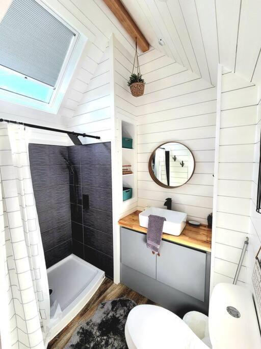 Romantic Tiny With Private Deck *