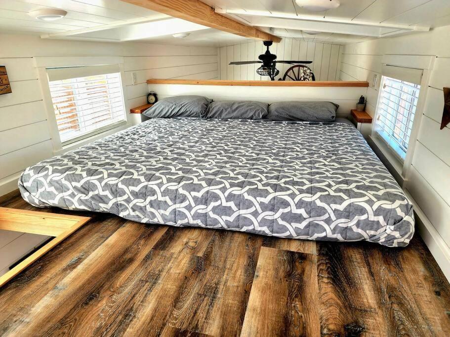Romantic Tiny With Private Deck Holiday home *
