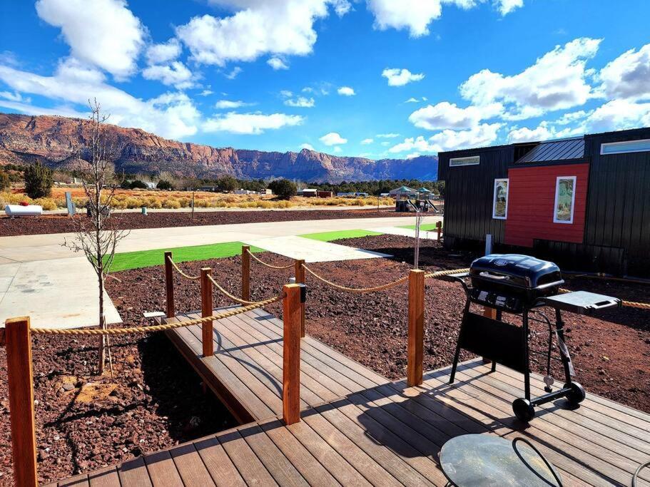 Romantic Tiny With Private Deck Apple Valley
