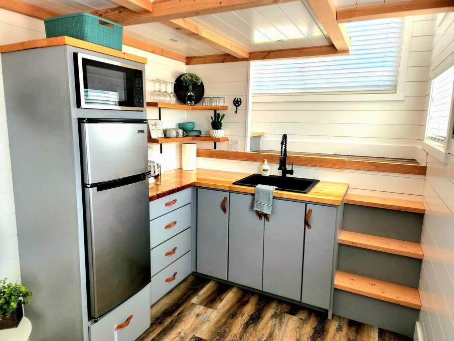 Romantic Tiny With Private Deck *
