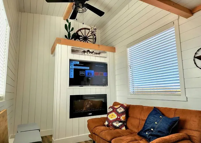 Romantic Tiny Home With Private Deck